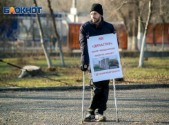 На видео попала речь обманутого дольщика, который требовал отставки Бочарова на митинге в Волгограде
