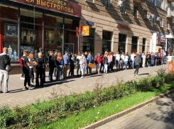 Сотни волгоградцев стройной колонной выстроились в центре города