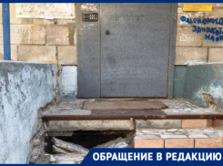 «Дважды падала в яму»: в центре Волгограда у многоквартирного дома развалилось крыльцо