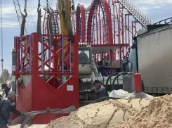 Девять грузовиков привезли новые карусели в Волгоград из Китая