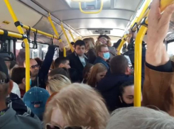 «Господа, вы звери»: волгоградка чиновникам после поездки в набитом автобусе