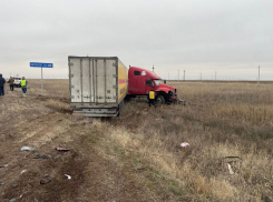 В Волгоградской области в жутком ДТП с участием грузовика погибли два человека