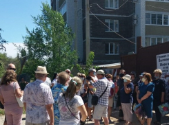 Дольщики ЖК «Адмиралтейский» рвутся в недостроенные квартиры и готовят голодовку в Волгограде