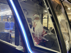 В Волгограде Деда Мороза и Снегурочку застали за управлением трамвая