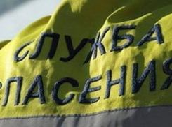 В центре Волгограда из-за ветра рекламный щит рухнул на тротуар
