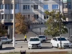 Волгоградец с 8 этажа забросал иномарку бутылками с водой: видео очевидцев