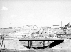 Снесенный бурей в Царицыне и взорванный бомбой в Сталинграде: 10 исторических кадров Астраханских мостов