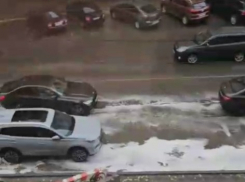 Странная пена заполнила дорогу на улице в Волгограде - видео