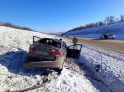 На заснеженной трассе перевернулась иномарка с 2-летним ребенком в Волгоградской области