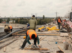 Месяц до окончания ремонта: на мосту Волжской ГЭС устанавливают ограждение