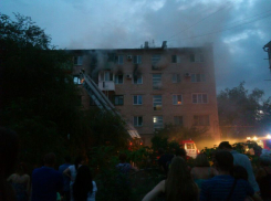 В Волгограде сгорела квартира: пожарные эвакуировали жильцов с балкона