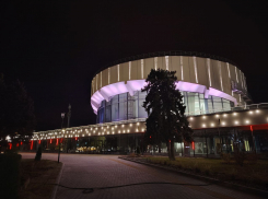 Стал похож на летающую тарелку: волгоградский цирк засветился в темноте