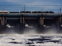На мосту Волжской ГЭС поезд насмерть сбил мужчину