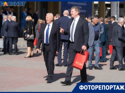 С загадочными красными пакетами покинули вип-гости инуагурацию губернатора в Волгограде 