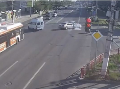 На видео попала жуткая утренняя авария с Nissan на 7-ой Гвардейской в Волгограде