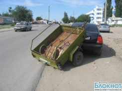 В Волгограде прицеп от «шестерки» въехал в припаркованный автомобиль