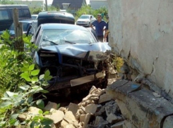 Audi врезалась в маршрутку и протаранила дом в Камышине