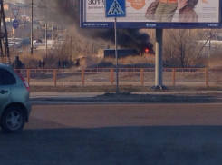 На севере Волгограда в зарослях камыша сгорела фура