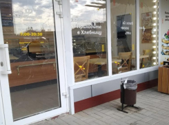 На видео попало, как подростки разгромили витрину пекарни в Волгограде