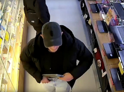 В трусах выносили ноутбуки из волгоградских магазинов дерзкие воришки