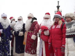 В Волгограде 50 Дедов Морозов спели песню «В лесу родилась елочка»