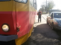 Иномарка протаранила трамвай в Дзержинском районе Волгограда