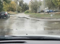 «Ручей превратился в поток»: вода топит улицу Твардовского в Волгограде
