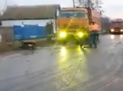 «Власти очередной раз показали свою тупость при дорожных работах»: активист про видео укладки асфальта в лужи в Светлом Яре