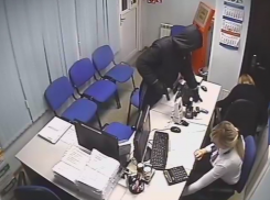 В Волгограде поймали налетчика в шарфе, ограбившего 5 офисов экспресс-кредитов 