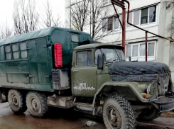 Под Волгоградом припаркованные машины помешали устранению течи из земли
