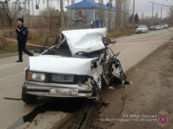 На севере Волгограда в ДТП с грузовым «ГАЗ» погиб водитель «пятерки»