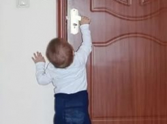В Волгограде мать случайно закрыла 2-летнего ребенка в квартире
