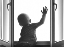 В Камышине 3-летний мальчик выпал с третьего этажа