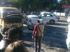 В Волгограде в ДТП с маршруткой в больнице остаются 5 человек