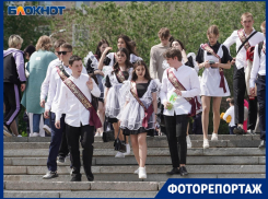 Фиолетовые волосы и советская форма: стрит-стайл выпускников-2022 Волгограда 