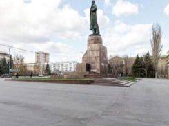 Памятник Ленину в центре Волгограда «трещит по швам»