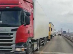 Большегрузы продолжают проезжать по стоящей в пробке Волжской ГЭС: водители возмущены