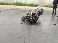 23-летний байкер и 16-летняя девушка пострадали в центре Волгограда из-за лихача на ВАЗе 