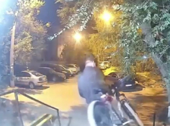 Наглая кража велосипеда учителя-инвалида попала на видео в Волгограде