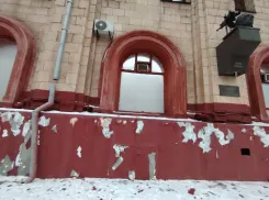 Показушный ремонт «Почты России» перед приездом Путина и Лукашенко превратился в ошметки в центре Волгограда