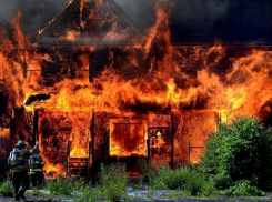 В Волгограде огонь с горящей травы перекинулся на два дома