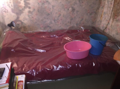 «Женщины спят под клеёнками»: в Волгограде почти год из-за протекающей крыши затапливает девятиэтажку