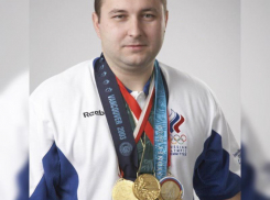 Олимпийский чемпион по тяжелой атлетике в день выборов задувает свечи на торте