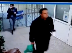 В центре Волгограда беременная женщина потеряла кошелек, подобравшие его неизвестные  попали на видео