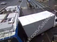 «Газель» лихо засела между троллейбусом и трамваем в Волгограде 