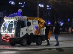 Волгоградцев развеселили светящиеся новогодние костюмы на спецтехнике