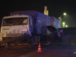 «Говорят, водителю стало плохо»:  иномарка врезалась в КамАЗ под Волгоградом 
