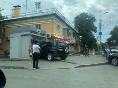 Влетевшая в киоск иномарка попала на видео в Волгограде