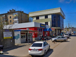 На севере Волгограда сносят торговую галерею, два павильона и киоск