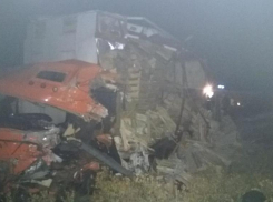 Под Волгоградом водитель «КАМАЗа» погиб, протаранив два авто
